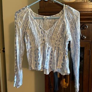 True Craft Size Small blue and white patterned V-neck flowy top